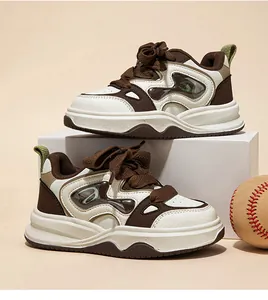 Vista lateral de zapatillas deportivas transpirables para niña con capas marrones