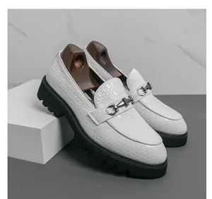 Vue détaillée des mocassins blancs pour hommes avec boucle en métal et semelle crantée