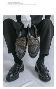 Vue détaillée de chaussures monk strap pour hommes avec motif à pois