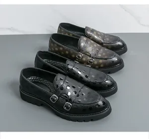 Détail de mocassins pour hommes de style britannique avec doubles boucles et pois.