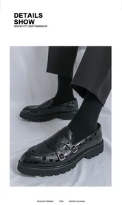 Vue détaillée de mocassins élégants en cuir verni noir avec boucles et perforations