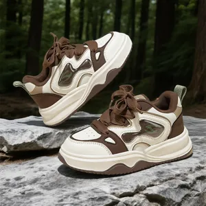 Zapatillas con cordones transpirables para niñas en crema y marrón en un bosque