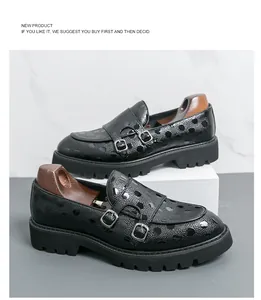 Détail de chaussures à plateforme à boucles noires avec texture à pois unique