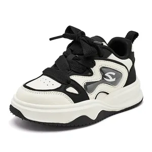 Zapatillas deportivas blancas y negras para niña con cordones y diseño transpirable