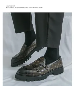 Détail de mocassins à boucles pour hommes avec motif à pois tendance
