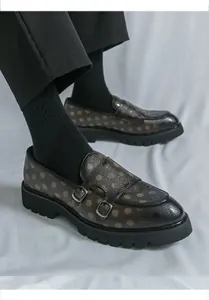 Détail de mocassins à boucles pour hommes avec motif à pois et semelle épaisse crantée