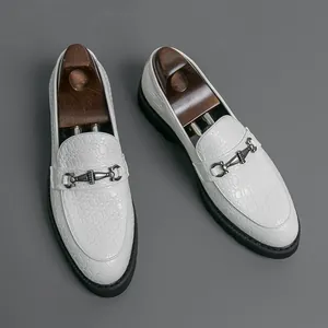 Mocassins blancs texturés pour hommes avec boucle métallique élégante de style anglais.