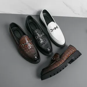 Mocassins élégants pour hommes de style britannique avec boucles et semelles épaisses.