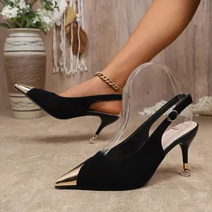 Eleganti decollete nere a punta slingback con punta in metallo dorato e tacco a spillo