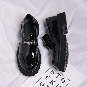 Detailansicht der glänzenden Lackleder-Loafer für Herren mit dicken Plateausohlen