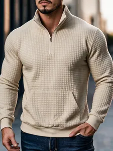 Nahaufnahme des beigefarbenen Sweatshirts mit Viertelreißverschluss und Waffelstruktur