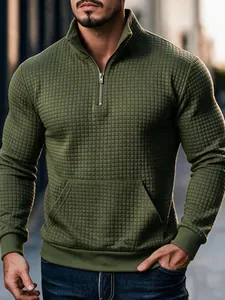 Nahaufnahme eines olivgrünen Waffelstrick-Sweatshirts mit Halbreißverschluss und Tasche
