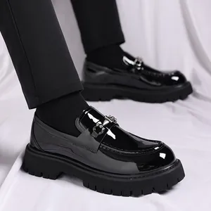 Detailansicht der schwarzen Lackleder-Loafer für Herren mit dicker, klobiger Profilsohle