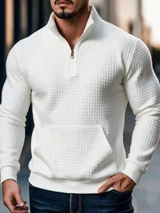 Detail des weißen Waffelstrick-Sweatshirts mit Halbreißverschluss und Kängurutasche
