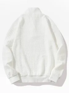 Detaillierte Rückansicht eines weißen Waffelstrick-Sweatshirts mit halbem Reißverschluss