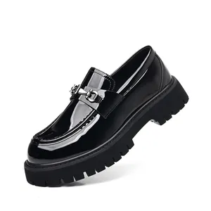 Seitenansicht der schwarzen Lackleder-Herren-Plateau-Loafer mit Silberverzierung