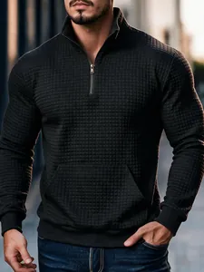 Detailansicht eines schwarzen Waffelstrick-Sweatshirts mit halbem Reißverschluss