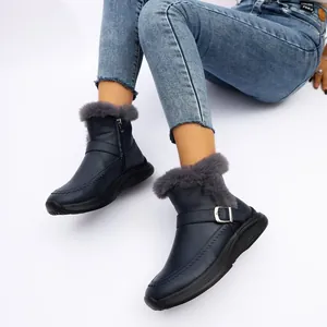 Vue détaillée de bottes de neige bleues pour femmes avec fourrure grise et boucle.