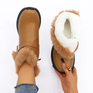 Détail de bottes de neige pour femmes avec doublure en fausse fourrure blanche et fermeture.