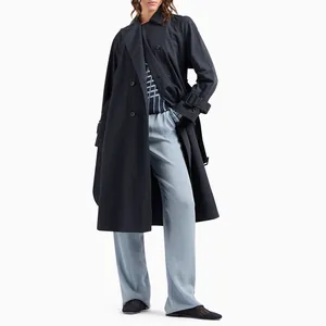 Elegante gabardina azul marino adornada con botones decorativos de resina de alta gama