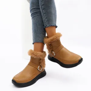 Bottes de neige chaudes camel pour femmes avec bordure en fausse fourrure portées