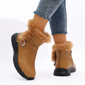 Vue détaillée de bottes de neige marron pour femmes avec fourrure et boucle latérale