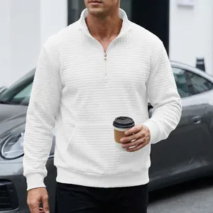 Detailansicht des weißen Waffelstrick-Sweatshirts mit halbem Reißverschluss
