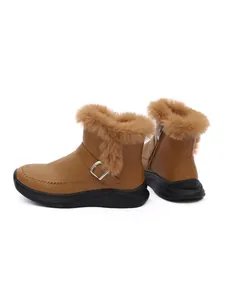 Vue détaillée des bottes de neige chaudes pour femmes avec garniture en fausse fourrure
