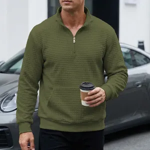 Nahaufnahme eines olivgrünen Waffelstrick-Sweatshirts für Herren mit Reißverschluss und Stehkragen