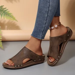 Sandales compensées marron pour femmes avec rivets argentés et finition vieillie tendance