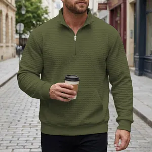 Detailansicht der Waffelstruktur eines olivgrünen Herren-Sweatshirts mit halbem Reißverschluss