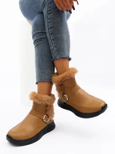 Vue détaillée des bottes de neige en similicuir camel avec bordure en fourrure et boucle