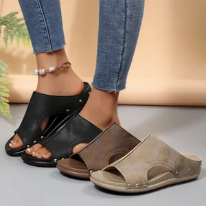 Sandales à Talons Compensés pour Femmes Bout Rond Plateforme Roman Slides Peep Toe Rivets Ornés Pantoufles Mules à Semelle Épaisse