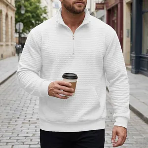 Detailansicht der Waffelstruktur und des Reißverschlusskragens des weißen Sweatshirts