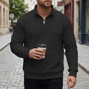Detaillierte Makroansicht des schwarzen Waffelstruktur-Sweatshirts mit halbem Reißverschluss