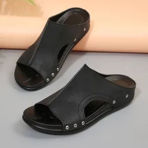 Sandales à talons compensés noires pour femmes avec détails de rivets argentés