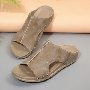 Élégantes sandales à talons compensés avec clous et coutures blanches en marron kaki