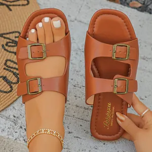 Detailansicht der braunen Damen-Pantoletten mit doppelter Schnalle für den Sommer.
