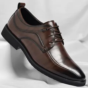 Chaussures derby classiques en cuir marron pour hommes avec bout pointu et lacets habillés