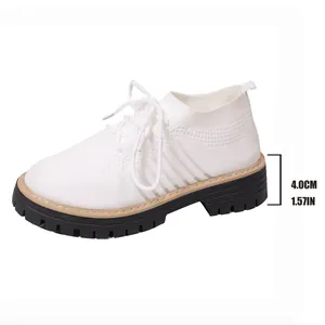 Vista dettagliata dell'altezza del tacco di 4,0 cm della sneaker flyknit bianca.