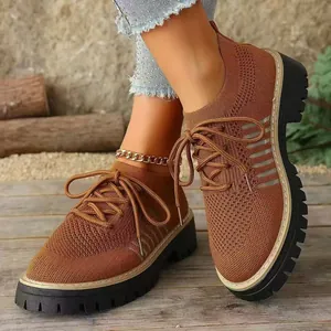 Vista dettagliata delle sneakers marroni traspiranti in maglia da donna con suola spessa