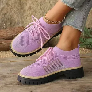 Dettaglio di scarpe casual traspiranti in maglia viola con plateau e suola spessa