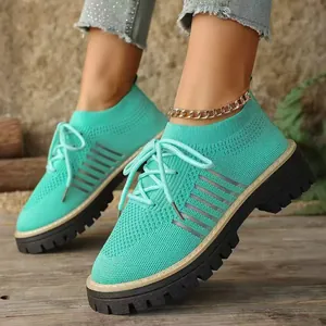 Sneaker traspiranti in maglia turchese con suola spessa nera a carrarmato su modella