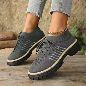 Vista dettagliata di scarpe casual grigie in maglia traspirante con suola platform