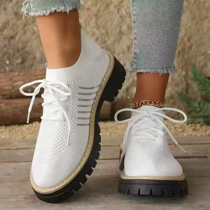 Dettaglio di sneaker platform bianche traspiranti in fly-knit per donna con suola