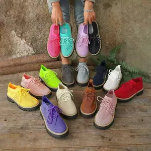 Sneaker traspiranti fly-knit da donna con suola spessa disponibili in vari colori vivaci