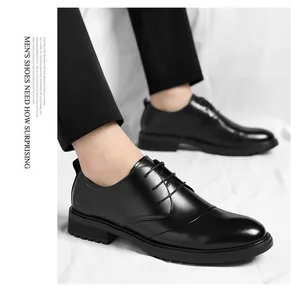 Detailaufnahme von schwarzen Business-Schuhen aus echtem Leder für Herren mit Schnürung.