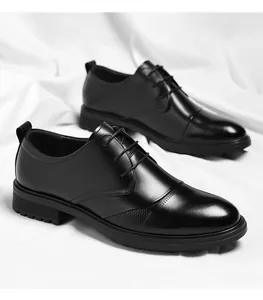 Detailansicht schwarzer Business-Lederschuhe für Herren auf weißem Stoff