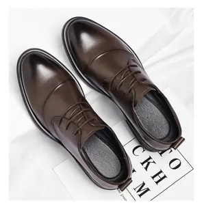 Draufsicht auf dunkelbraune Schnürschuhe aus Leder für Herren im Business-Stil