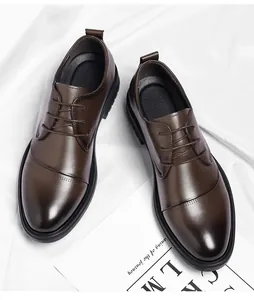 Draufsicht auf braune Derby-Schuhe aus Leder mit eleganten Lochverzierungen am Schuh